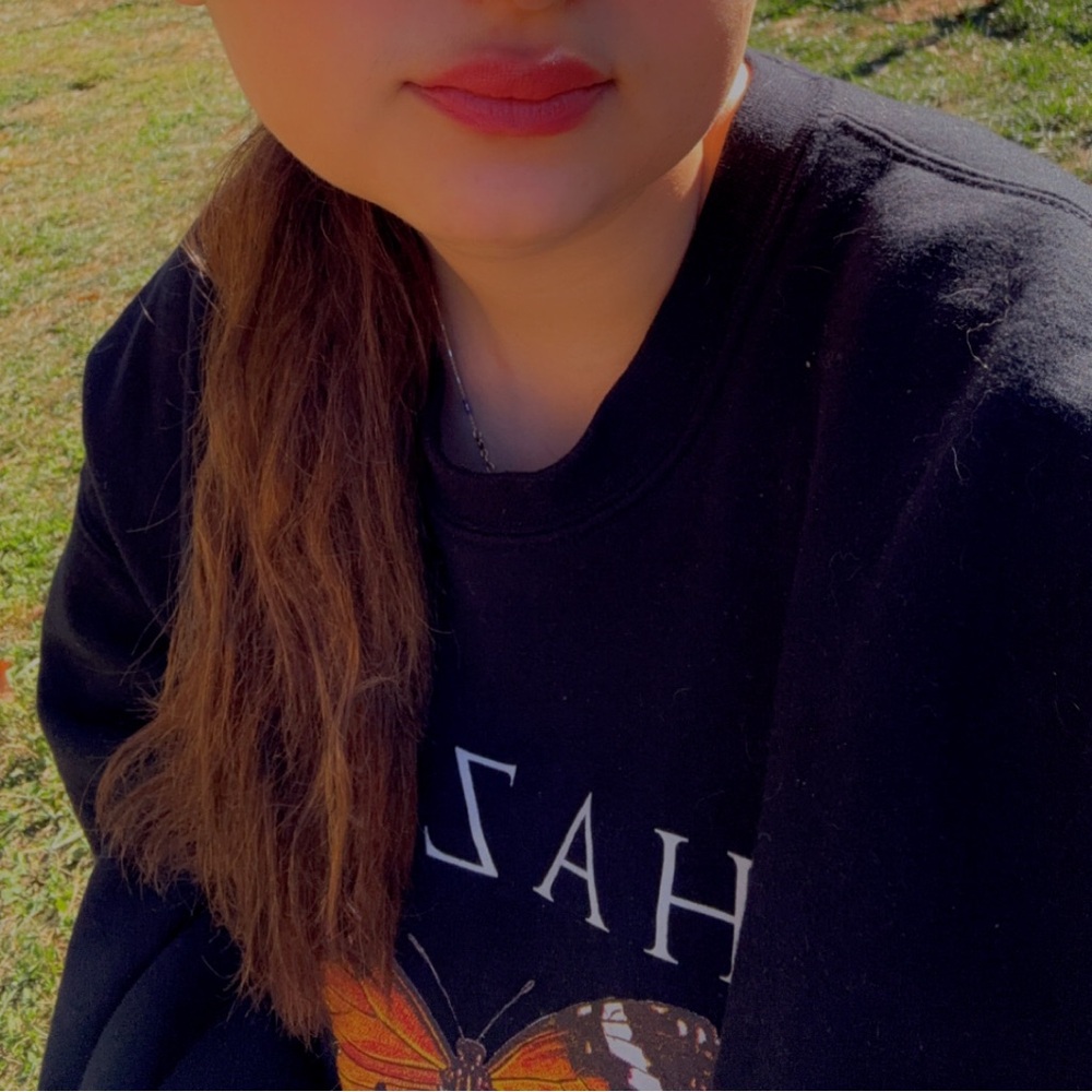 Black
Butterfly hazel 
Sweatshirt 
Size L